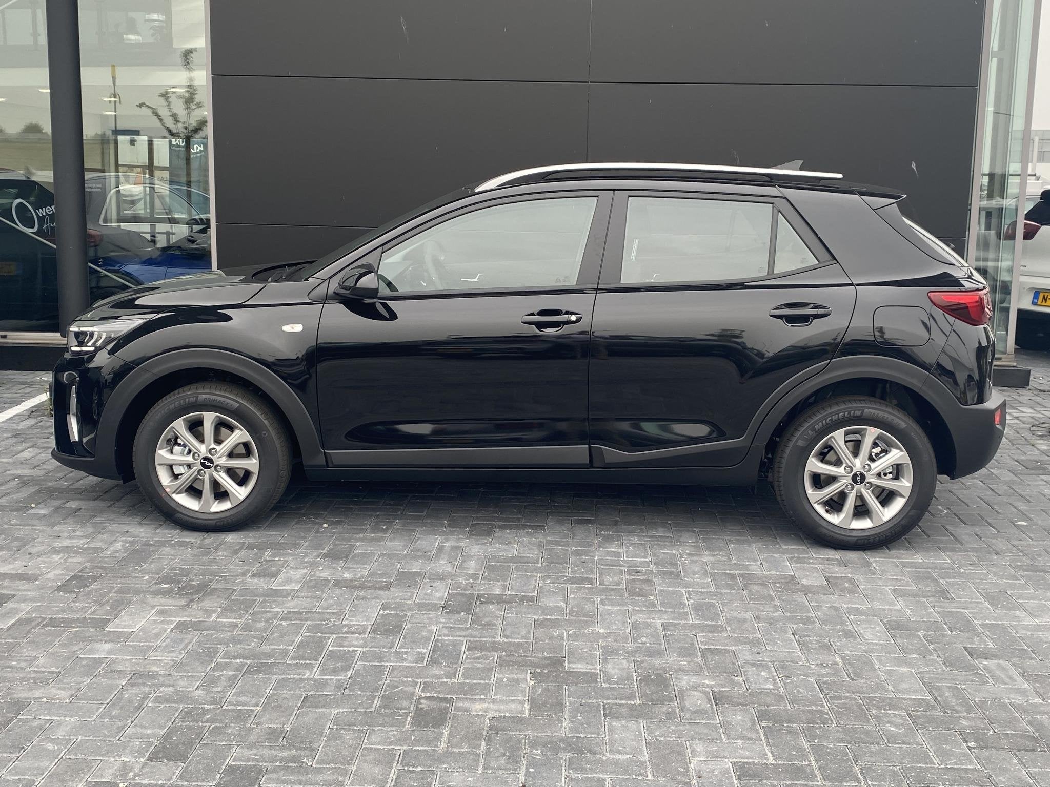 Kia Stonic 1.0 T-GDi MHEV DynamicLine | vanaf € 429,- per, Voorwielaandrijving, 710 kg, Zwart, Origineel Nederlands