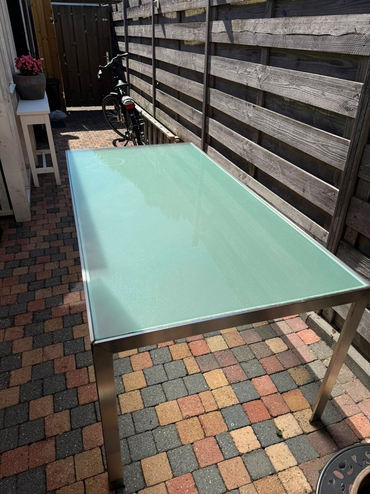 Moderne tuintafel met glazen blad en RVS onderstel, Ophalen, Zo goed als nieuw, Rechthoekig, Rvs