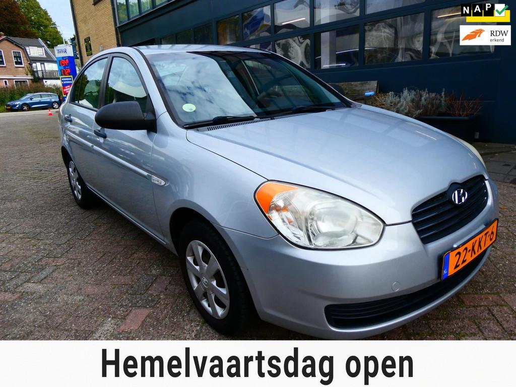 Hyundai Accent 1.4i Dynamic 97pk Sedan Airco Trekhaak 1100kg, Auto's, Voorwielaandrijving, 4 cilinders, Origineel Nederlands, Handgeschakeld