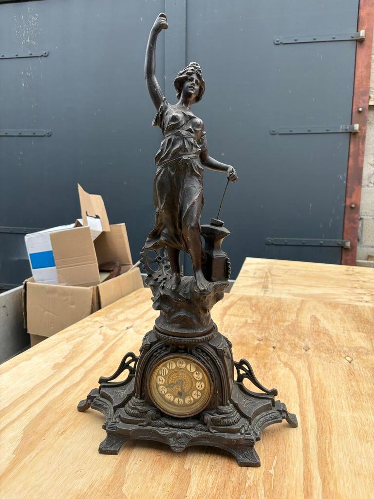 Antieke klok met beeld, Antiek en Kunst, Ophalen of Verzenden