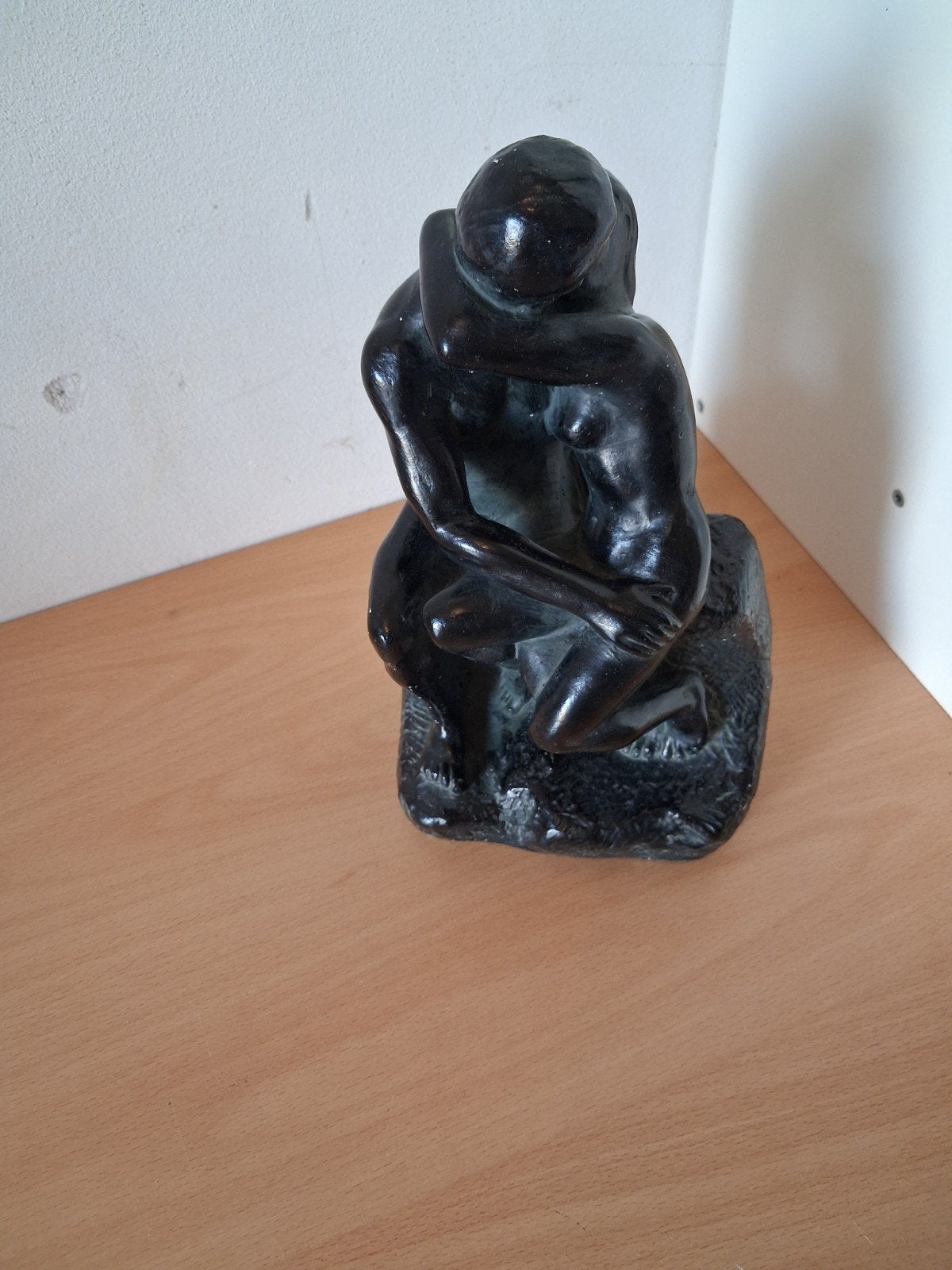 Bronzen beeld van omhelzend stel, Groep mensen, Minder dan 20 cm, Ophalen of Verzenden, Zwart