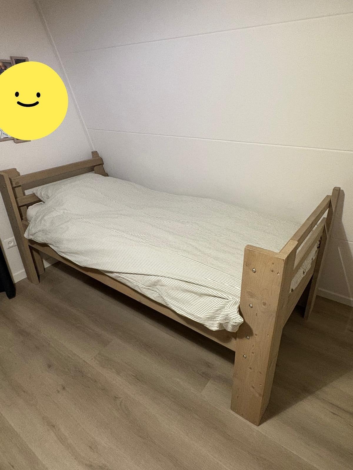 Steigerhouten eenpersoonsbed - ideaal onder schuine kant, Ophalen, Zo goed als nieuw, Eenpersoons