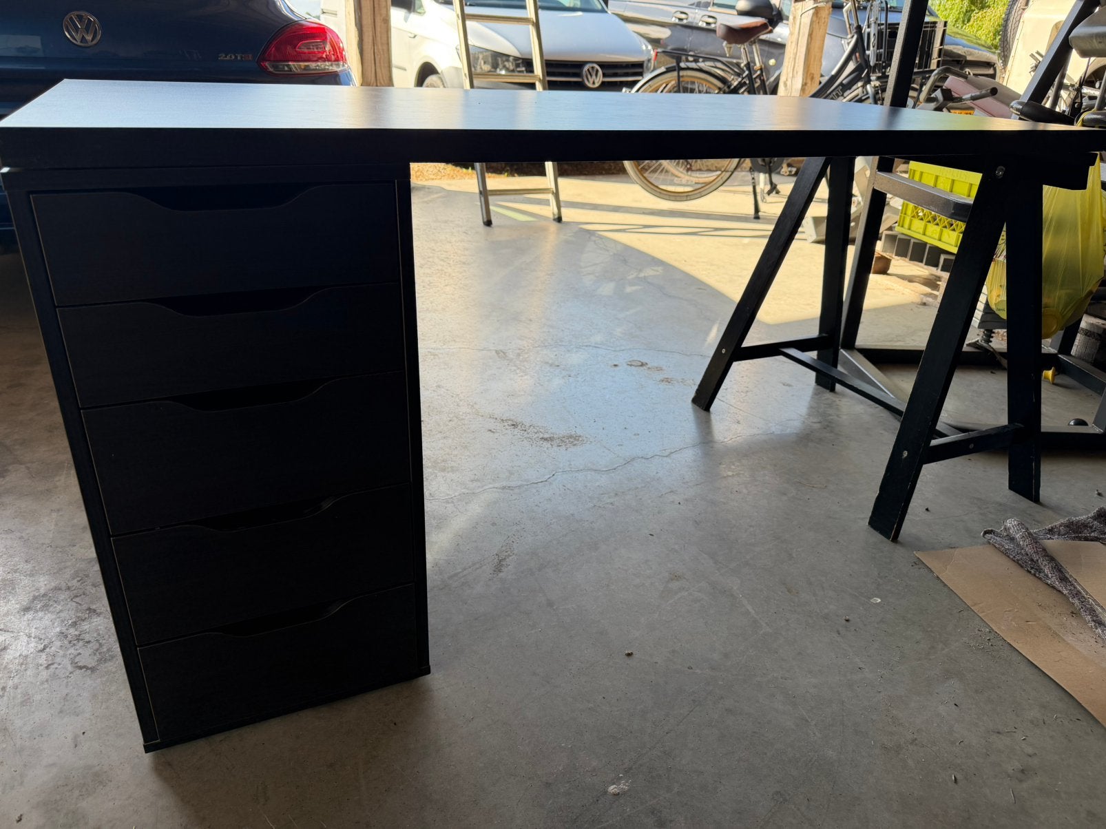 IKEA bureau zwart/bruin + computerscherm  (zie beschrijving), Ophalen, Zo goed als nieuw
