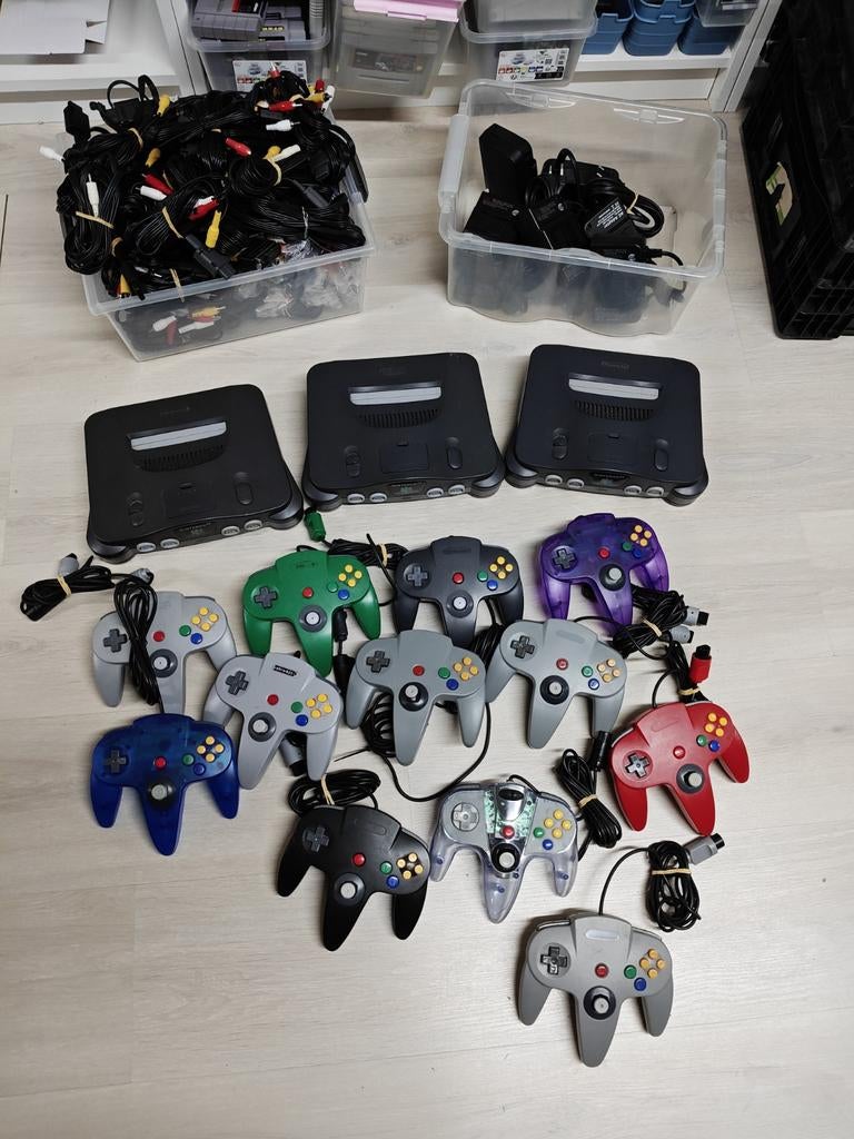 N64 sets: Consoles, Controllers & Kabels, Nintendo, Gebruikt, Met 3 controllers of meer, Info@nintendo.de