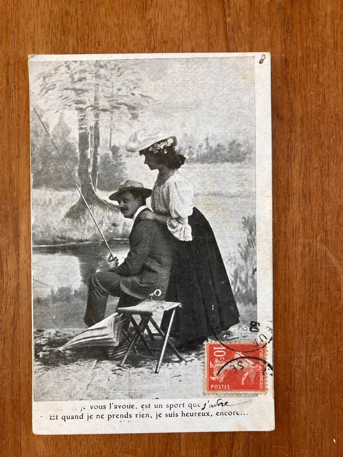 Antieke Franse Ansichtkaart: Visser en Dame (1900-1920), Ophalen of Verzenden, Voor 1920, Gelopen, Sport en Spel