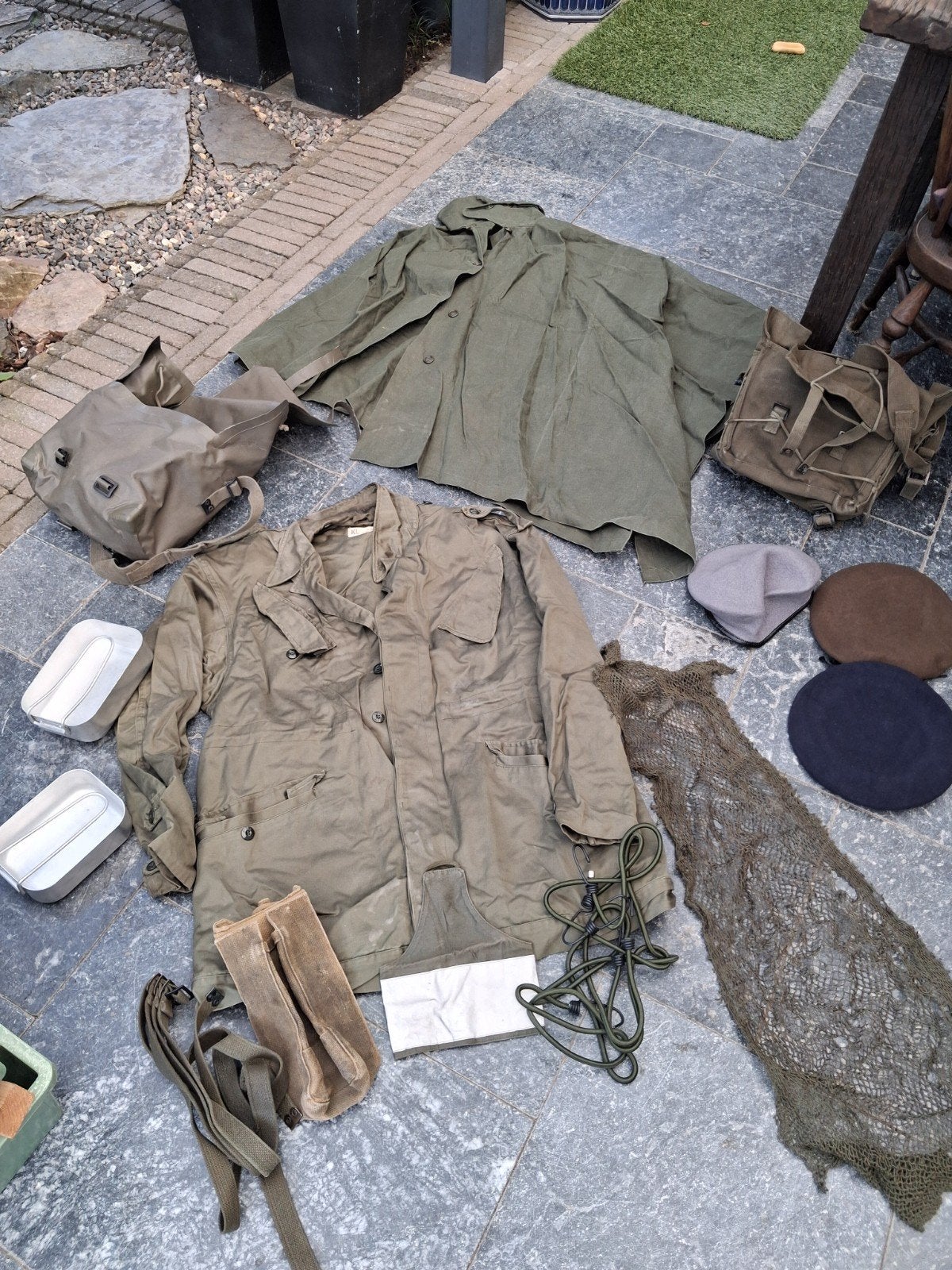 Leger spullen: baretten, jas, regenponcho, tassen en meer, Ophalen of Verzenden, Overige soorten, Overige gebieden, Helm of Baret