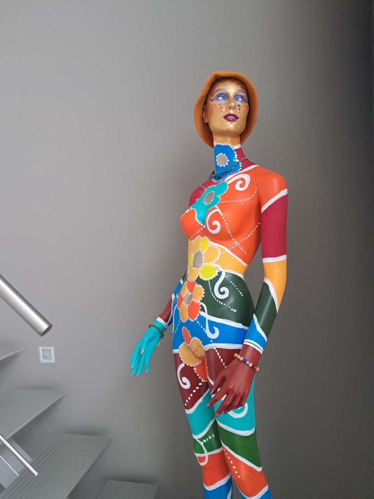 Kleurrijke paspop, handgeschilderd, uniek design, Antiek en Kunst, Kunststof, Ophalen of Verzenden, 1 meter - 2 meter, Beeld