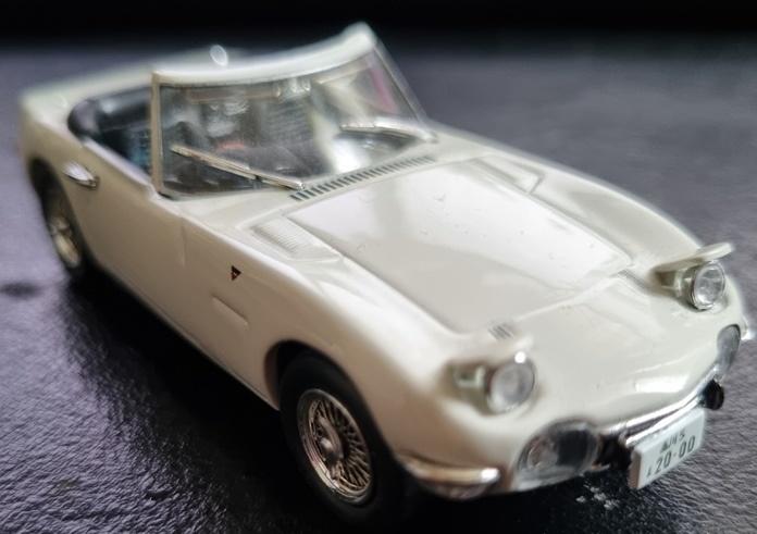 Universal hobbies Toyota 2000 GT wit, Hobby en Vrije tijd, Modelauto's | 1:43, Ophalen of Verzenden, Nieuw, Auto, Universal Hobbies