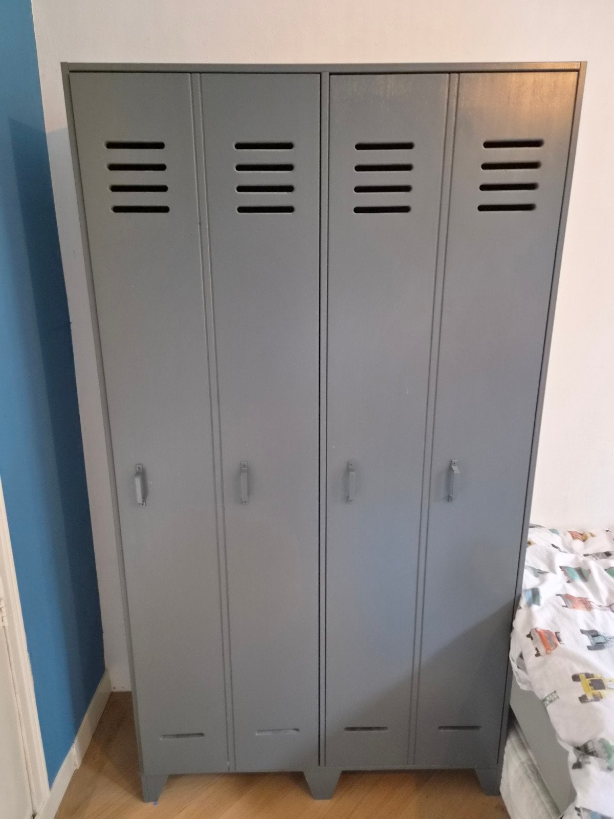 WOOOD Stijn Locker Kast - Grijs - kast kinderkamer, Huis en Inrichting, Kasten | Lockerkasten, Ophalen, Gebruikt, Industrieel, Modern, Jeugdkamer