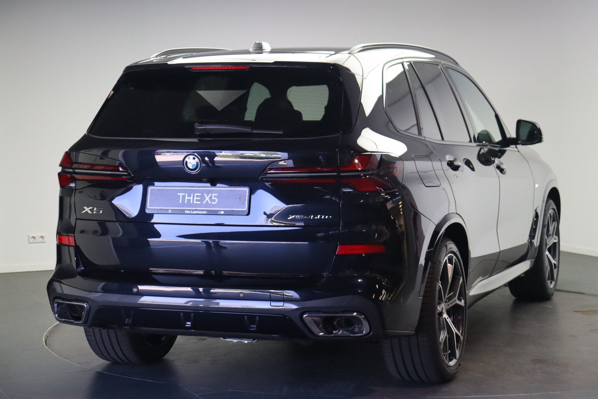 BMW X5 xDrive50e M Sport Automaat / Panoramadak / Trekhaak /, Automaat, Dealer onderhouden, 2395 kg, Zwart