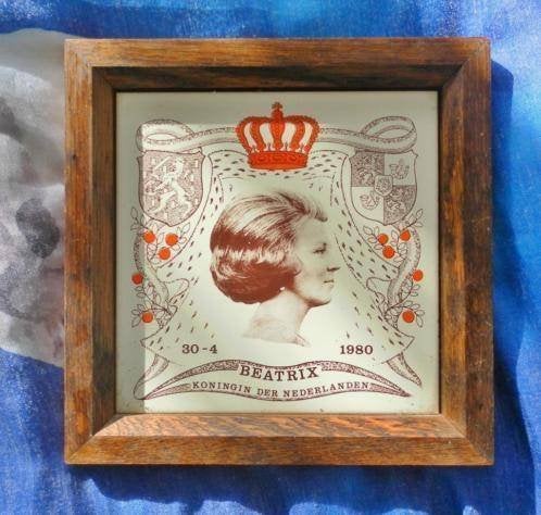 wandbordje met houten lijst inhuldiging Beatrix, Ophalen of Verzenden, Zo goed als nieuw, Nederland, Overige typen