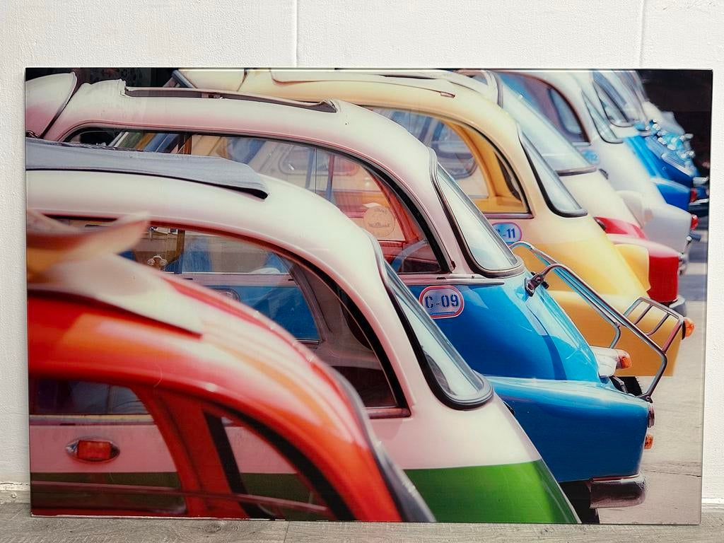 Glazen schilderij met rijtje oldtimers, 50 tot 75 cm, Ophalen of Verzenden, Zo goed als nieuw, Schilderij