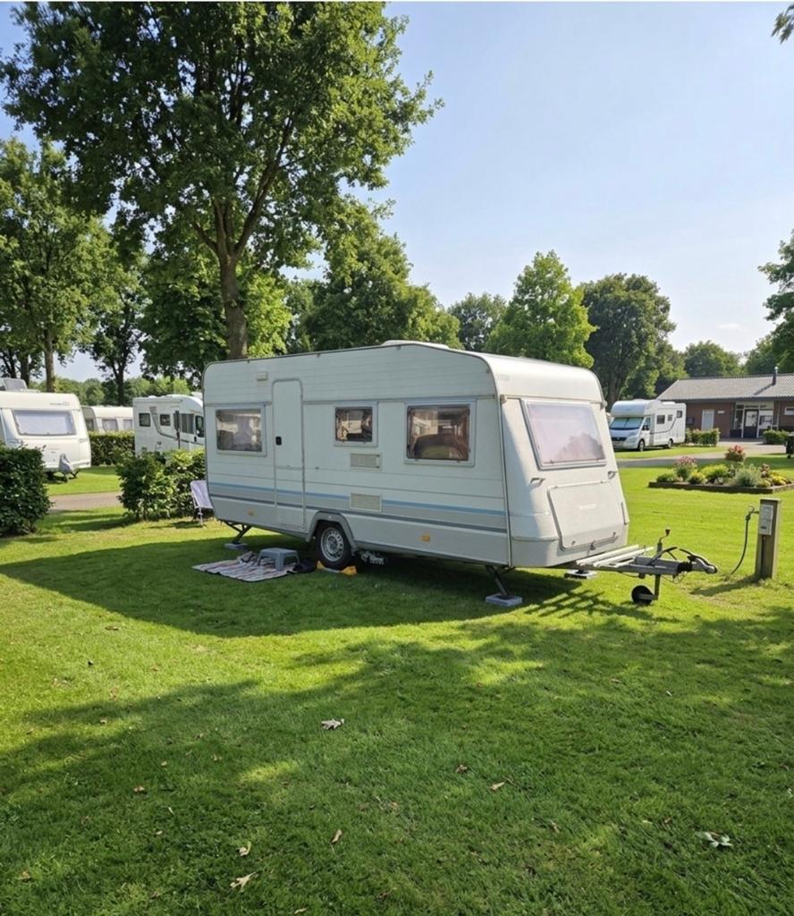 Zeer complete Knaus Azur mover, voortent + luifel en uitzet!, Caravans en Kamperen, Caravans, Particulier, Koelkast, Knaus