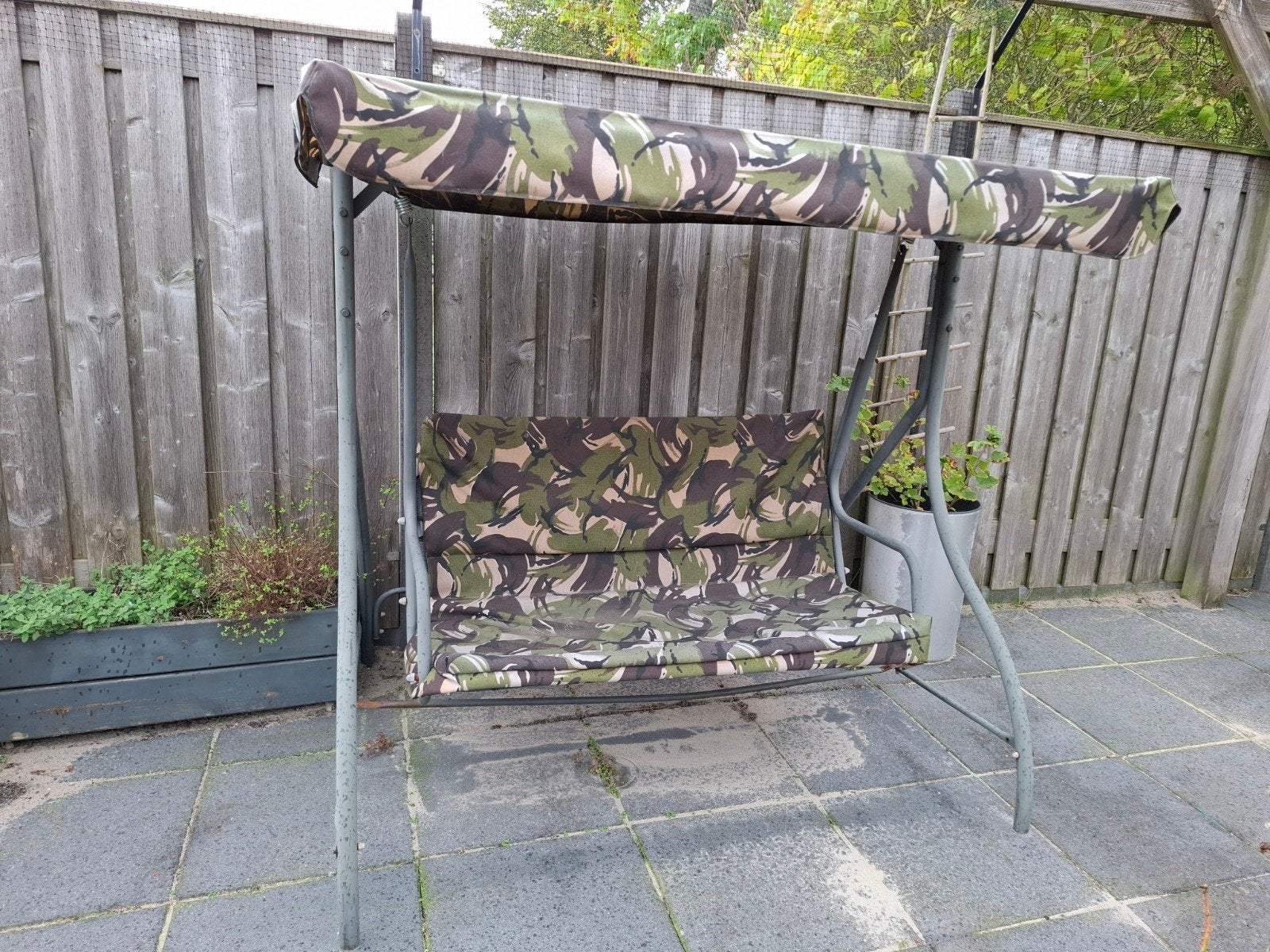 Schommelbank met camouflageprint - stang doorgeroest, Ophalen, Gebruikt, Metaal, Schommelbank