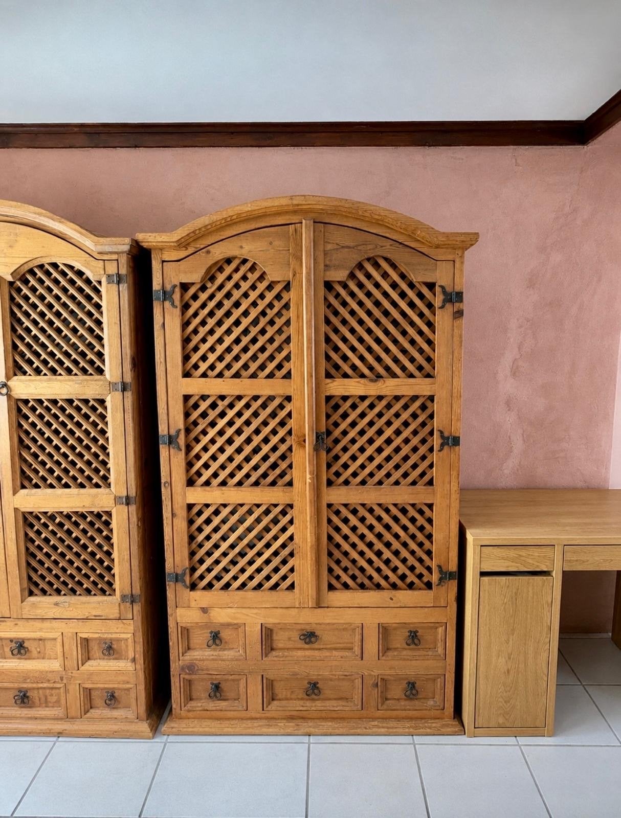Massief houten kast met wijnrek en lades, Ophalen, Gebruikt, 100 tot 150 cm, Met lade(s)