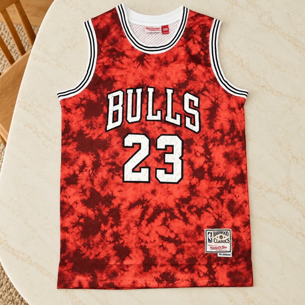 Michael Jordan Bulls 23 jersey tie-dye rood – L/XL, Ophalen of Verzenden, Nieuw, Kleding
