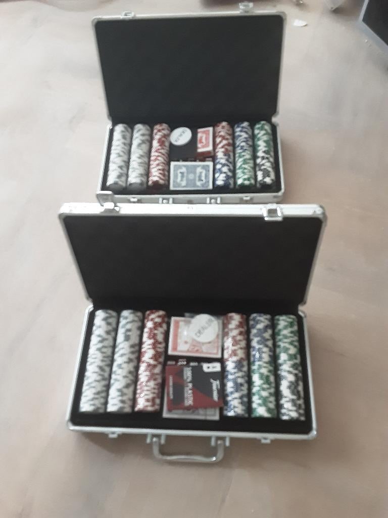 Koffer poker fishes  2x, Ophalen, Zo goed als nieuw