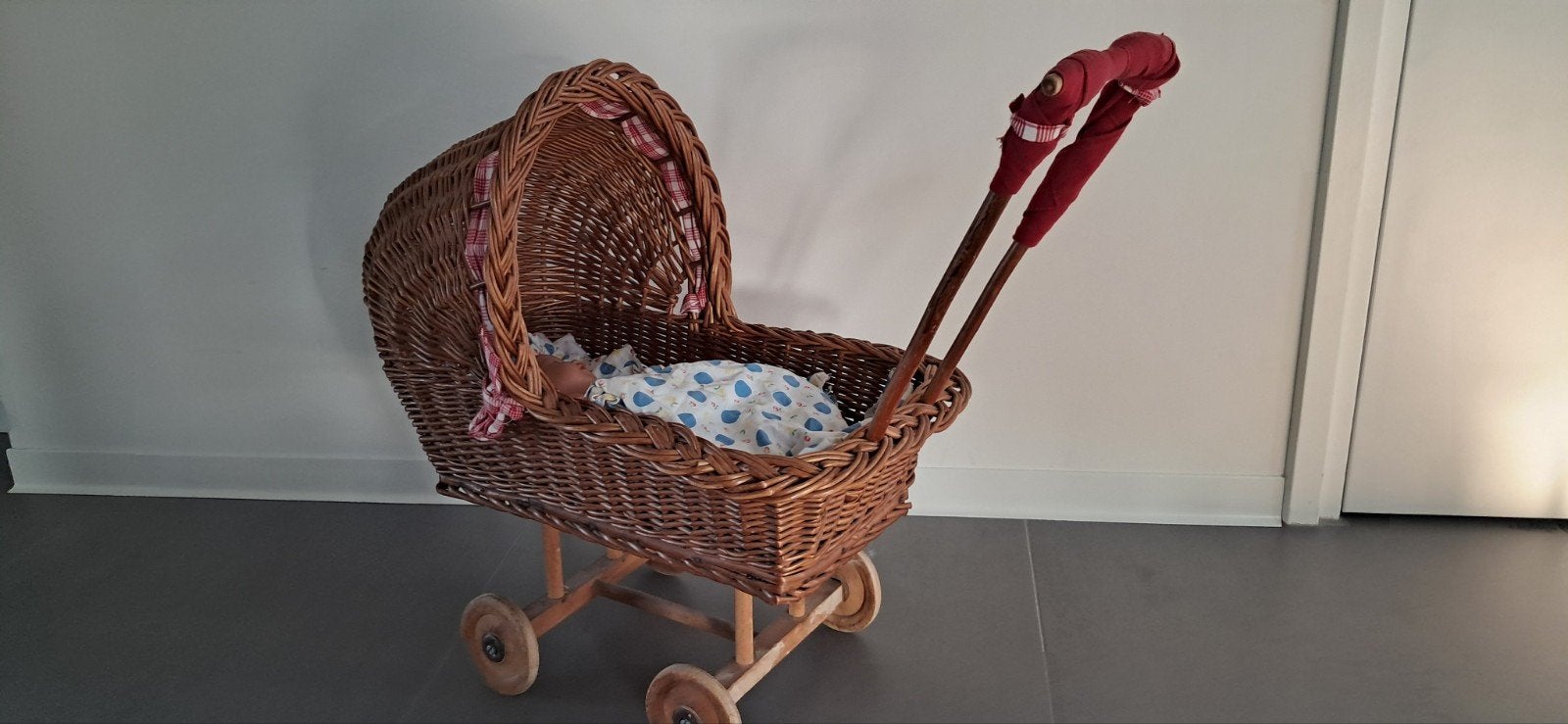 Poppenwagen met 2 poppen, incl kleding etc.Sint/Kerst ?, Ophalen, Gebruikt, Babypop