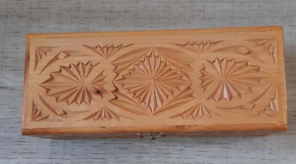 Houten kistje met houtsnijwerk, Antiek en Kunst, Ophalen of Verzenden