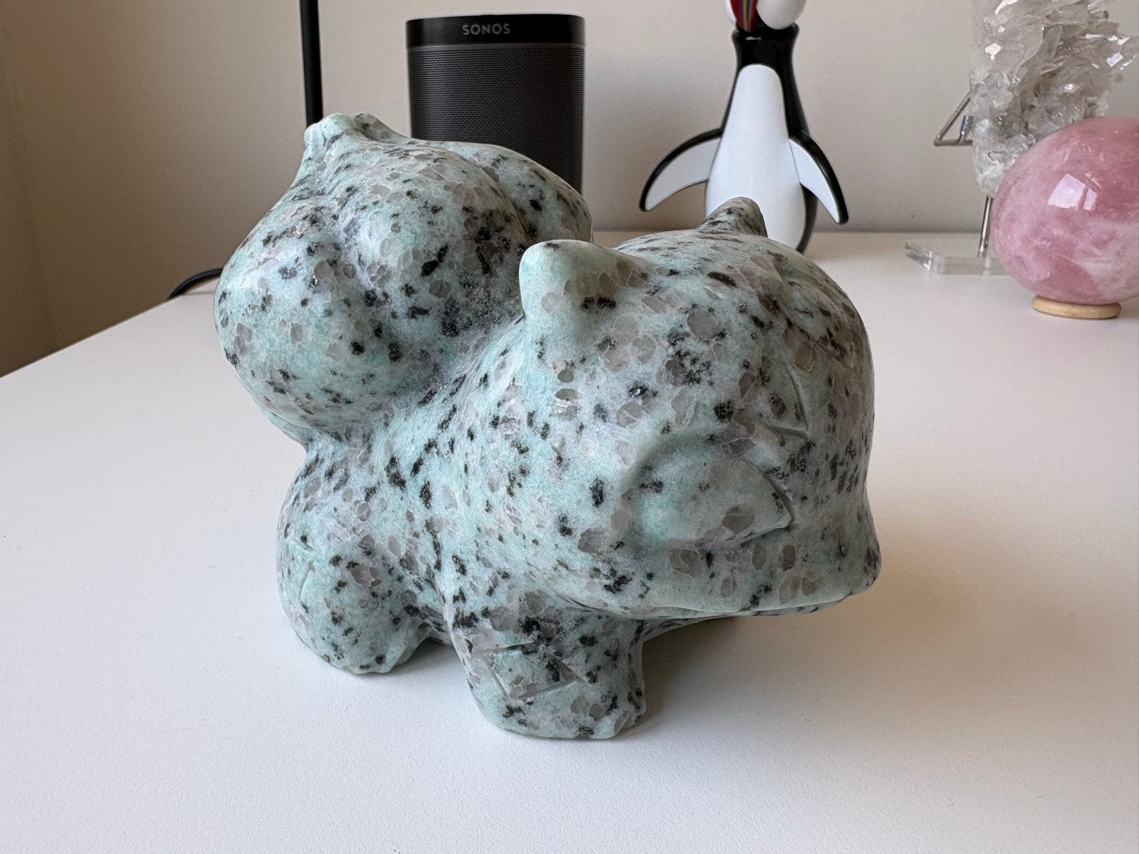 Bulbasaur sculptuur van Kiwi Jaspis, Overige onderwerpen, Ophalen of Verzenden, Handgemaakt, 20 - 50 cm