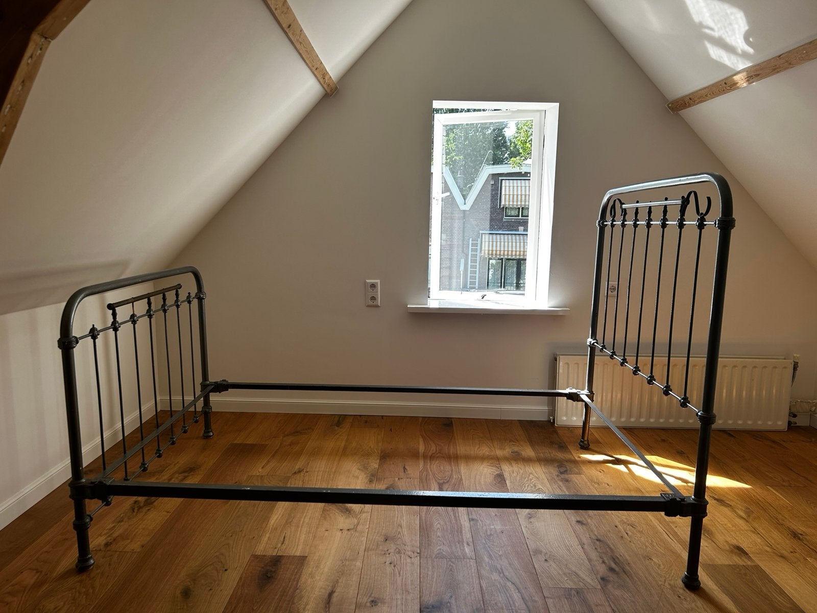 Vintage ijzeren bedframe (+ lattenbodem) 120x190 Victoriaans, Huis en Inrichting, Slaapkamer | Bedden, Ophalen, 140 cm, Zo goed als nieuw