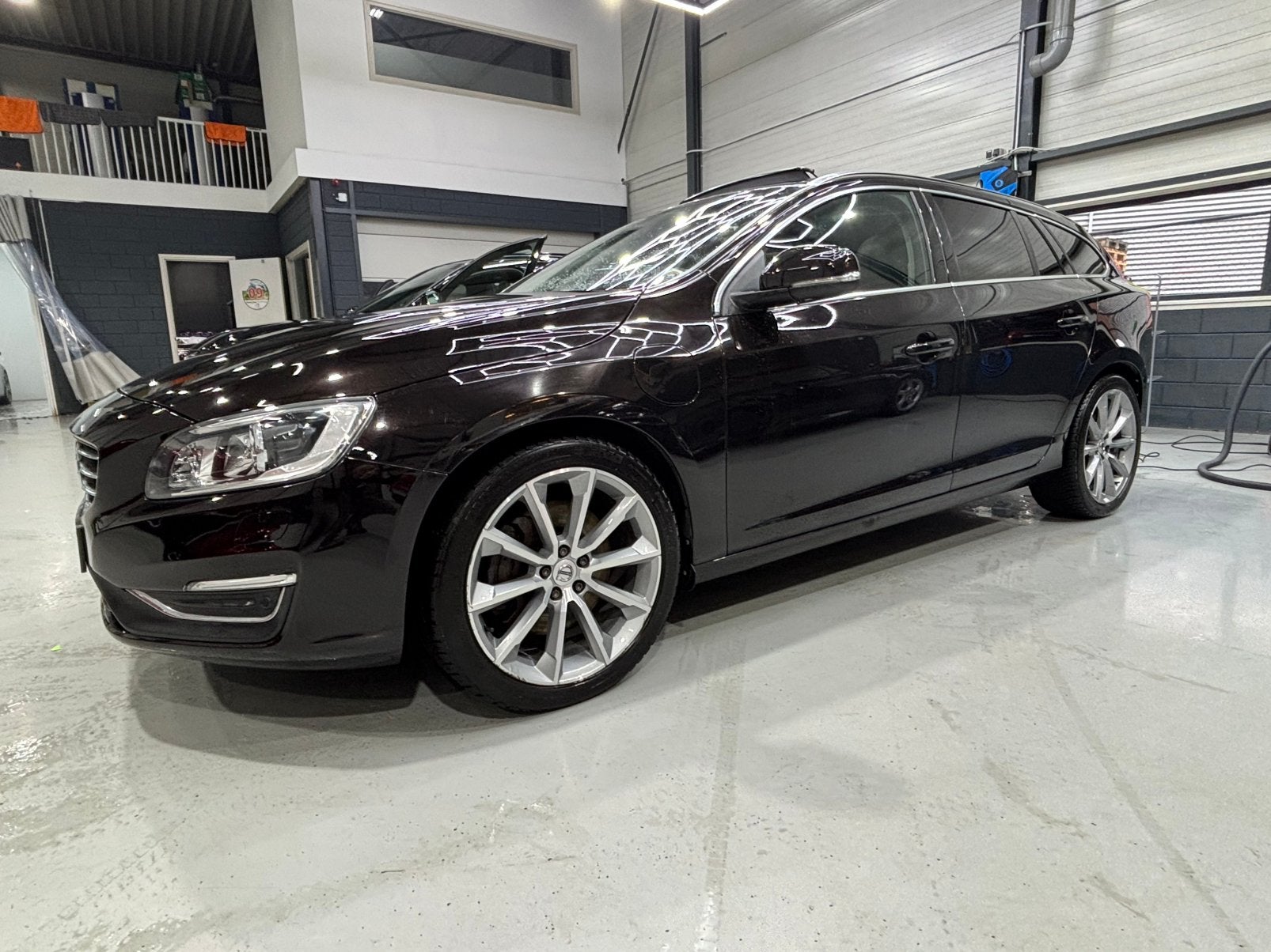 Volvo V60 D6 Twin Engine 288pk Geartronic AWD Plug In Hybrid, Auto's, Volvo, Automaat, 1800 kg, Euro 6, Zwart