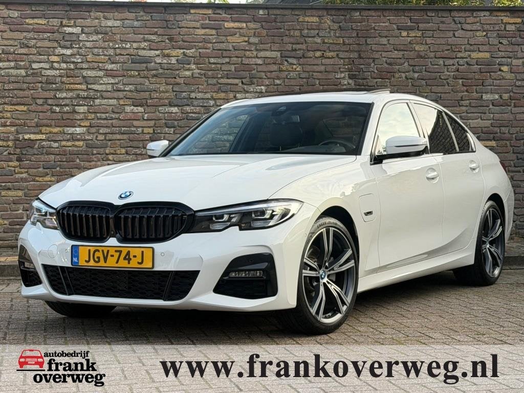 Bmw 3-SERIE 320E M-Sport Panodak 19 Inch Keyless, Auto's, BMW, Automaat, 1998 cc, Achterwielaandrijving, Wit