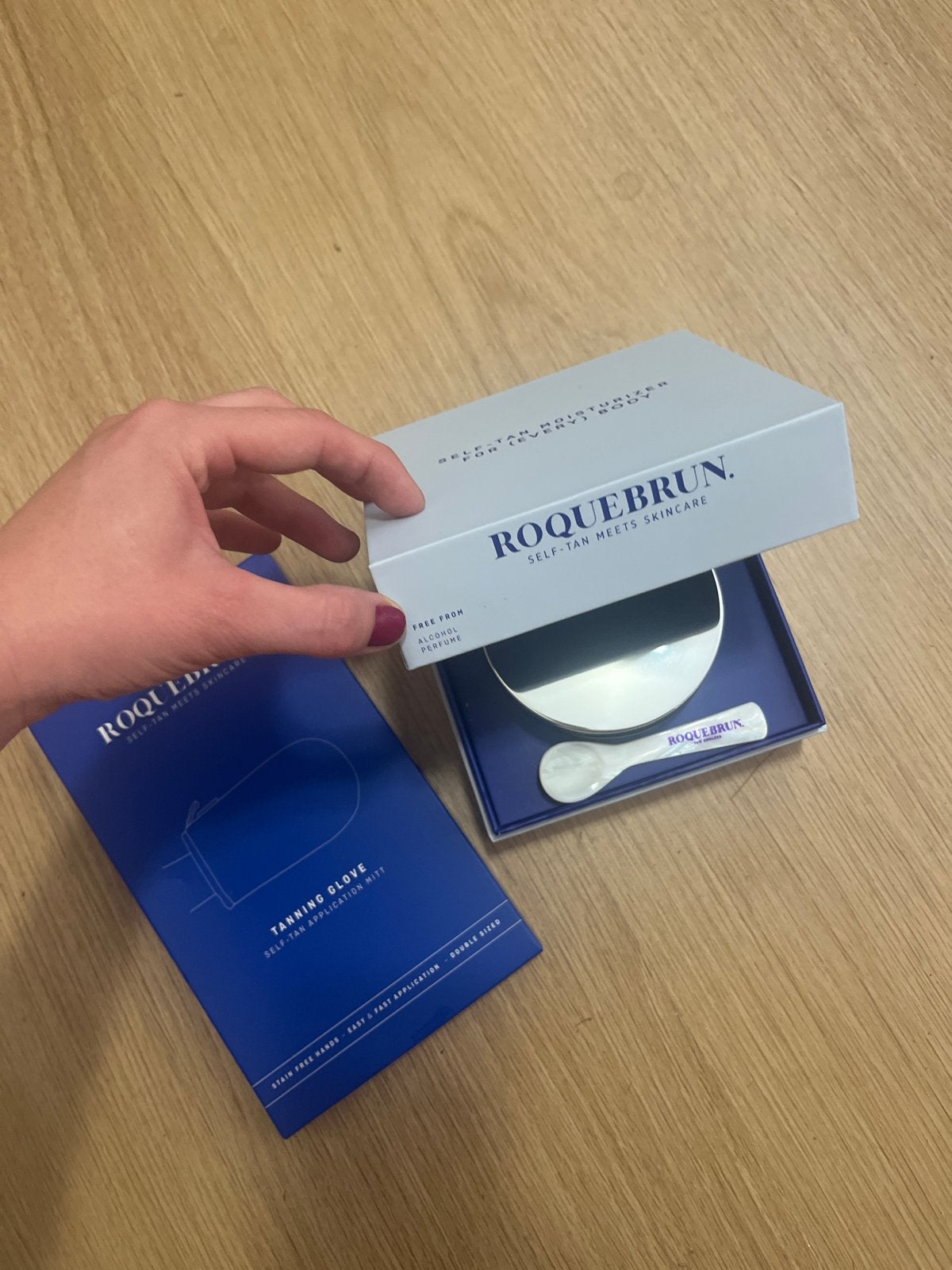 Roquebrun Self-Tan Moisturizer & Tanning Glove Nieuw, Ophalen of Verzenden, Nieuw, Zonnebrand of After Sun