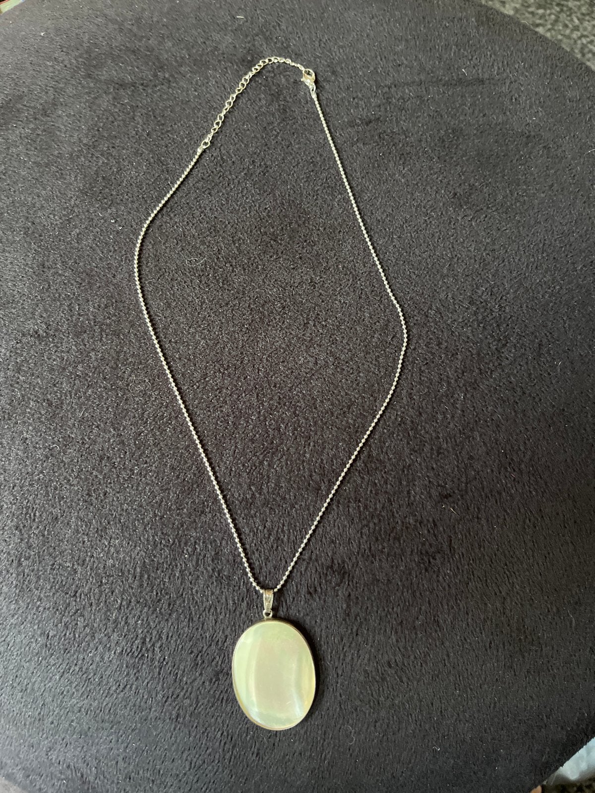 Zilveren  ketting met ovale parelmoer hanger, Ophalen of Verzenden, Gebruikt, Zilver, Met hanger
