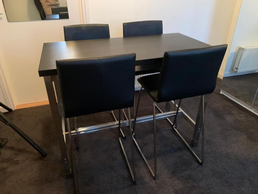 Set: Hoge tafel met vier barkrukken (Ikea), Ophalen, Met voetsteun, Zo goed als nieuw, 90 cm of meer