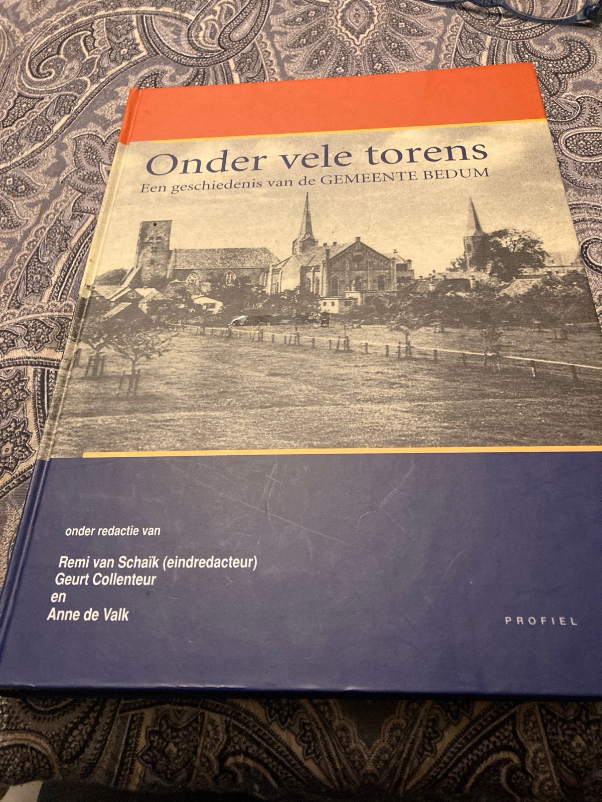 Onder vele torens: Geschiedenis van de Gemeente Bedum, Ophalen of Verzenden, 20e eeuw of later, Zo goed als nieuw
