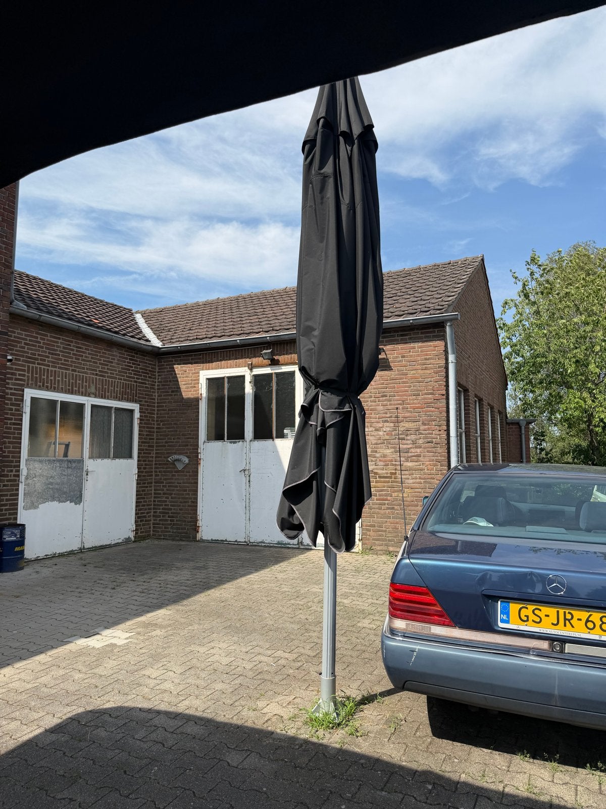 1 Grote zwarte parasol met stevige voet., Tuin en Terras, Parasols, Ophalen, Gebruikt, Zweefparasol, Waterdicht