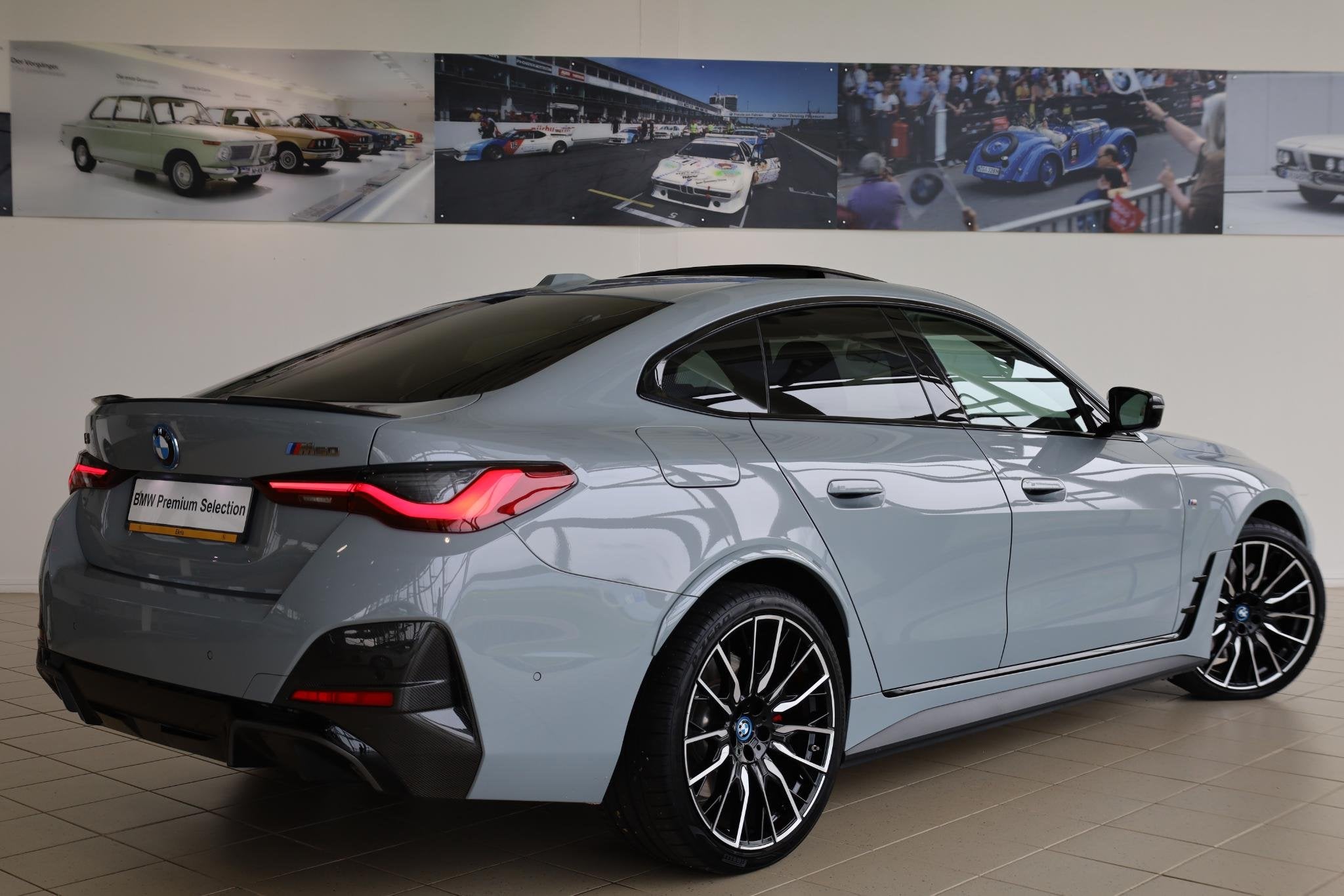 BMW i4 M50 High Executive | M Sportpakket Pro | Glazen schui, Stof, 520 km, Met garantie (alle), 2190 kg