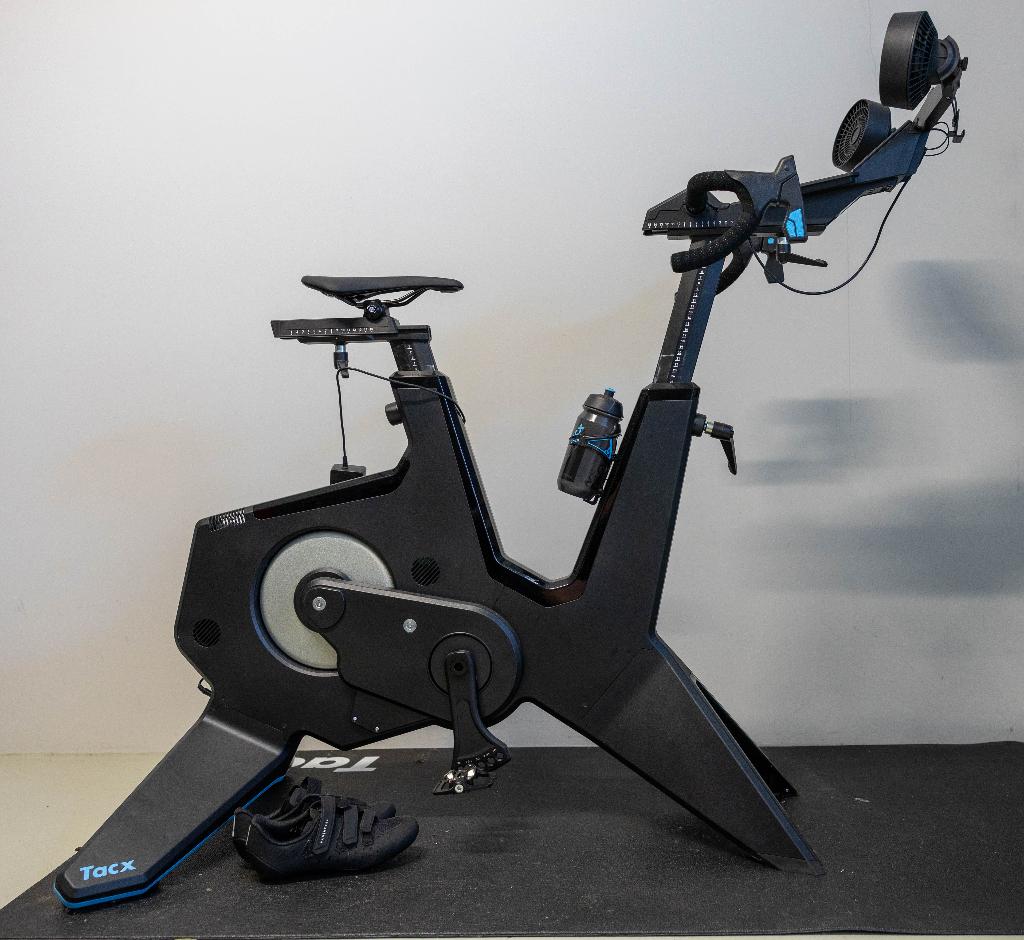 Tacx NEO Bike Smart Trainer – 2025 – Incl. mat & accessoires, Sport en Fitness, Wielrennen, Ophalen, Zo goed als nieuw, Overige typen