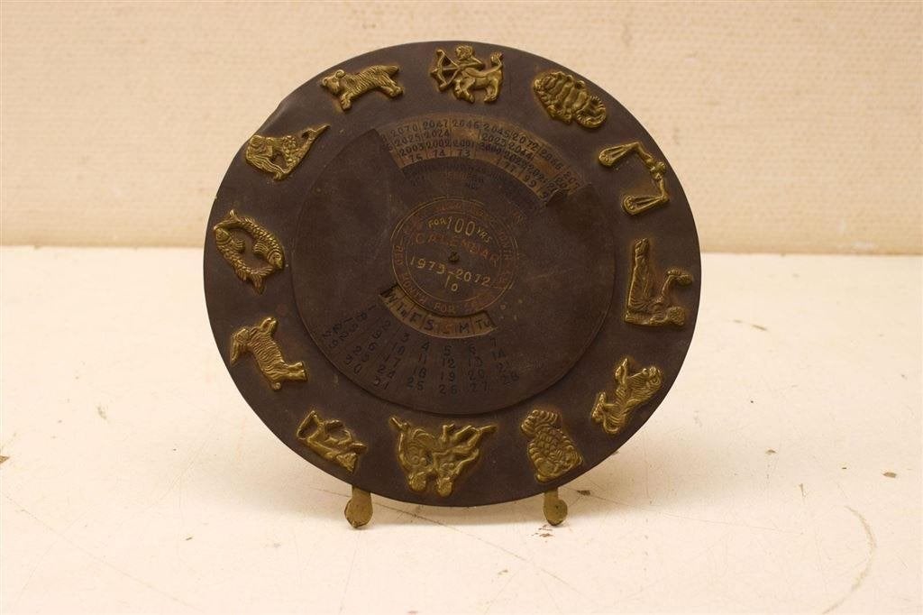 Messing ronde kalender op stander 45693, Ophalen of Verzenden