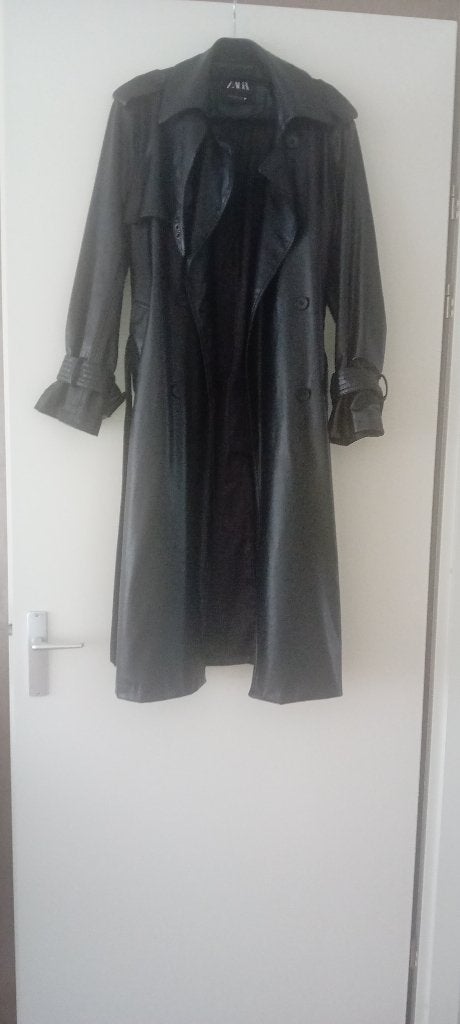 Mooie lange jassen Zara vegan trenchcoat faux leather, Ophalen of Verzenden, Zo goed als nieuw, Maat 38/40 (M), Zwart
