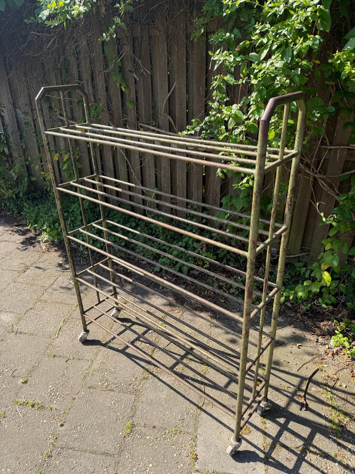 Industrieel vintage schoenenrek op wielen, Ophalen, Gebruikt