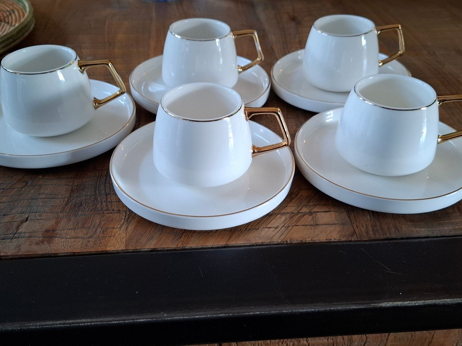 Set van 5 witte Karaca espressokopjes met gouden accenten, Huis en Inrichting, Keuken | Servies, Zo goed als nieuw, Kop(pen) en/of Schotel(s)