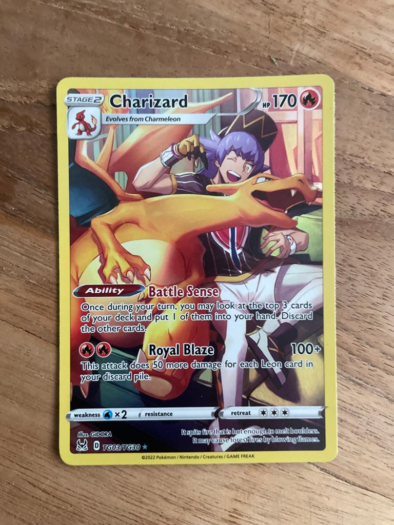 Charizard TG03/TG30 Pokémon kaart met sleeve, Ophalen of Verzenden, Zo goed als nieuw, Losse kaart, Foil