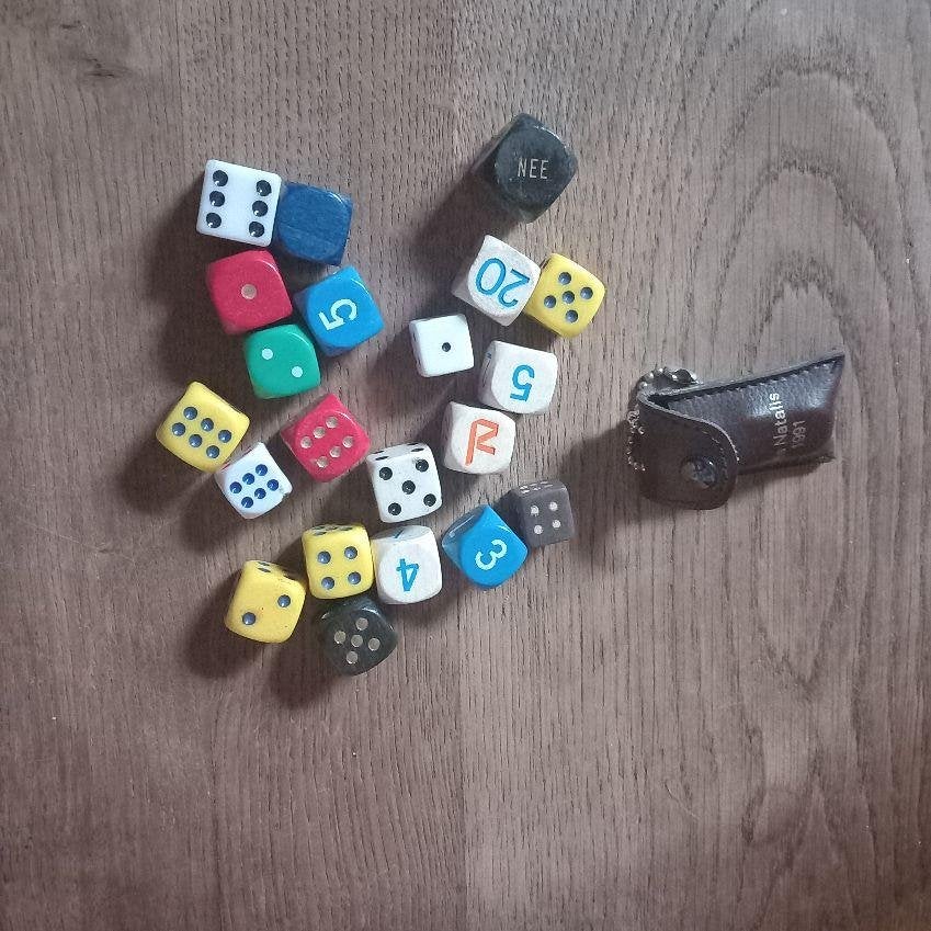 Dobbelstenen, 23 stuks, Ophalen of Verzenden, Gebruikt