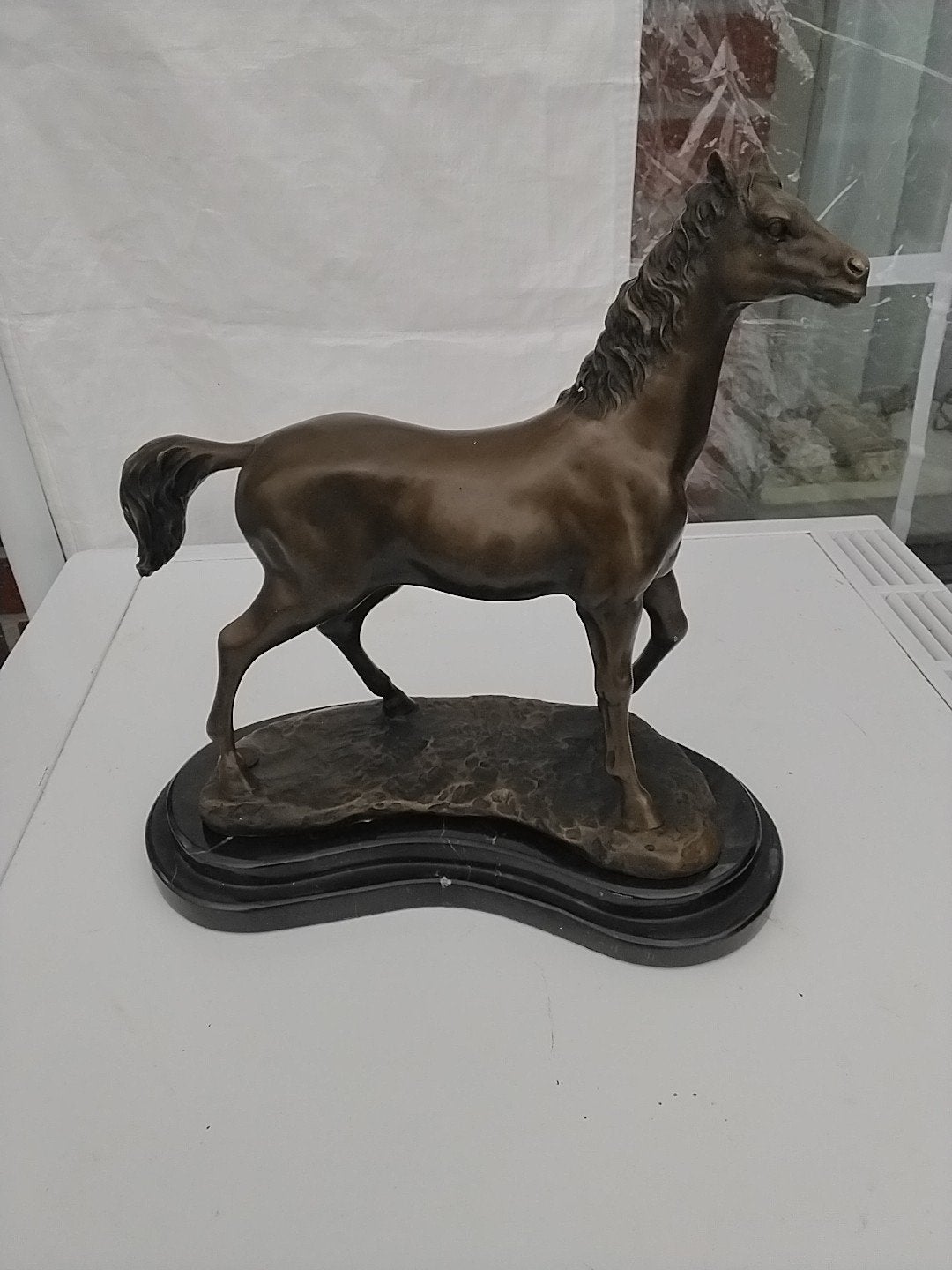 Bronzen paardenbeeld op marmeren sokkel, gesigneerd Milo, Antiek en Kunst, Kunst | Beelden en Houtsnijwerken, Ophalen of Verzenden