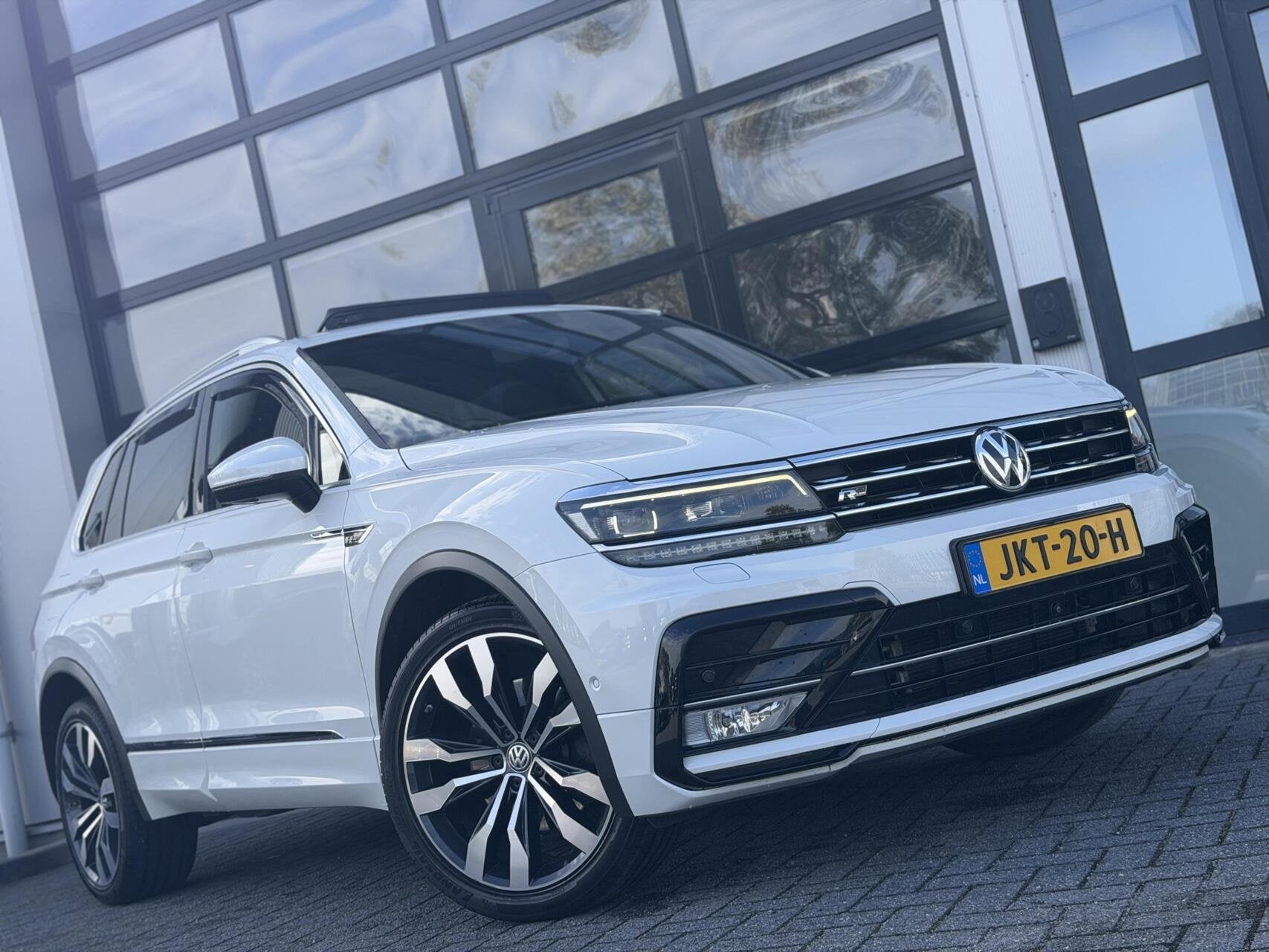 Volkswagen Tiguan 2.0 TSI 4Motion R-Line / PANO / HUD / LUXE, Gebruikt, 4 cilinders, 1984 cc, 2500 kg