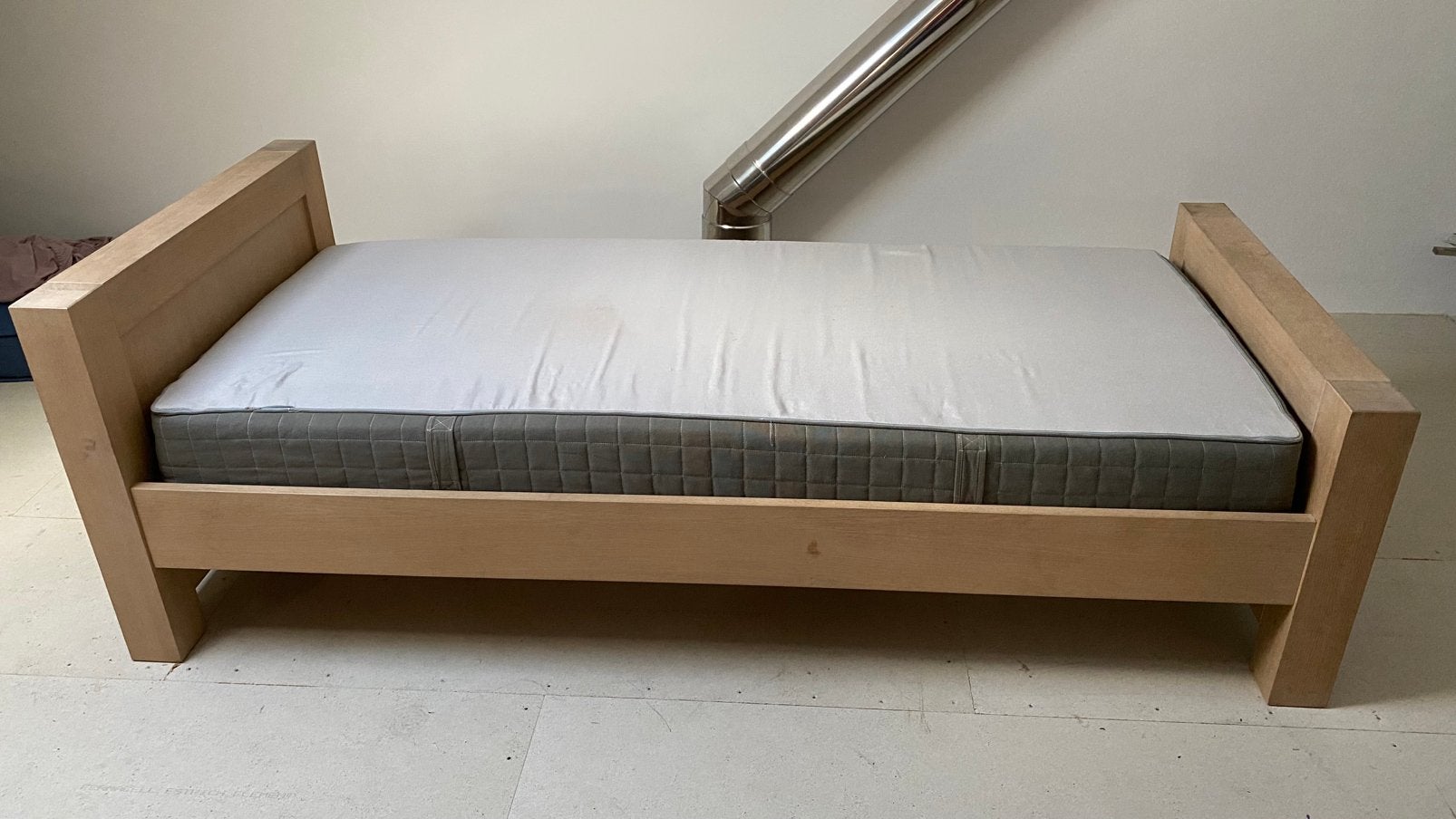 1 persoons bed, Ophalen, Gebruikt, 90 cm, Stoer en robuust bed.