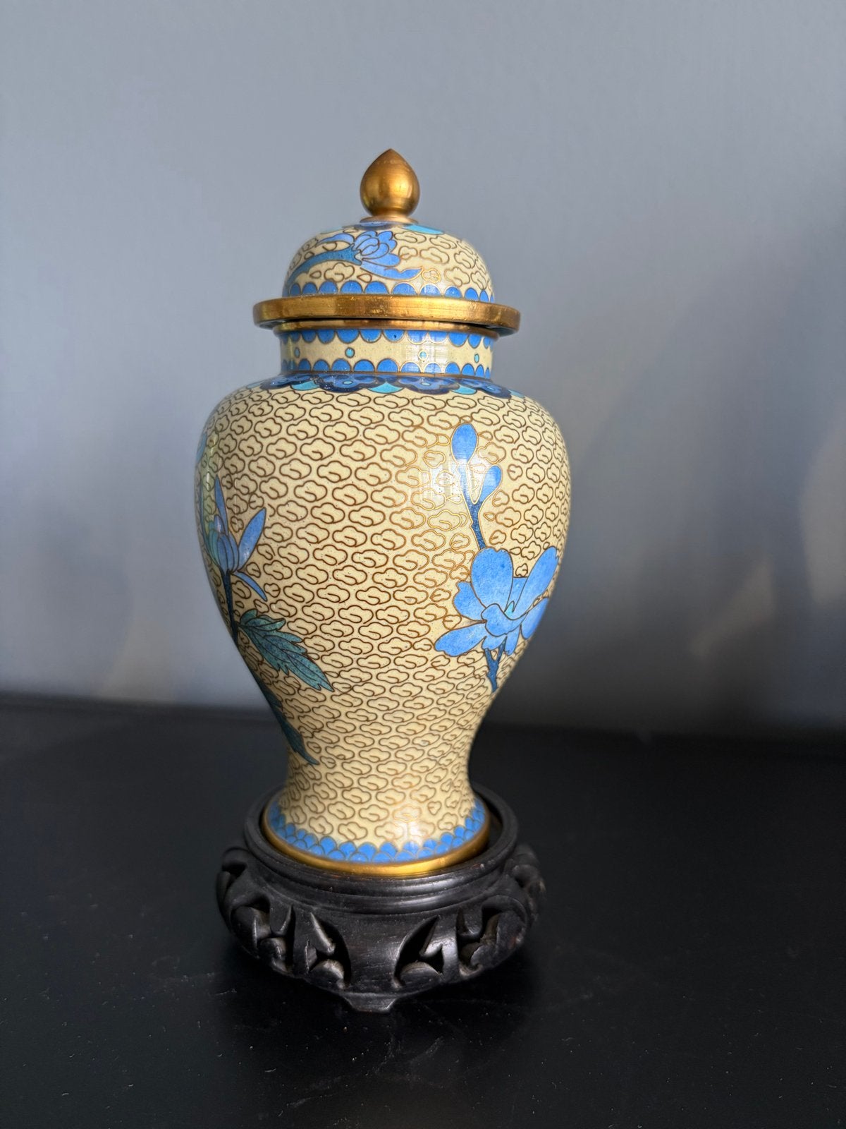Antieke Chinese Cloisonné Vaas met Deksel en Houten Voet, Ophalen