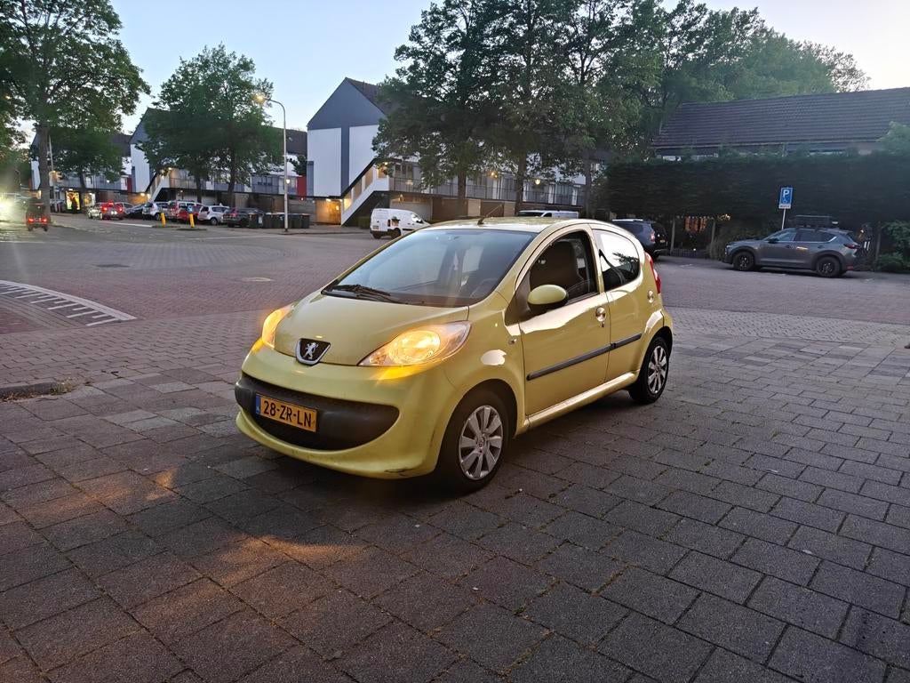 Peugeot 107 1.0 12V 5DR 2008 Geel, Auto's, Voorwielaandrijving, Stof, Zwart, 4 stoelen