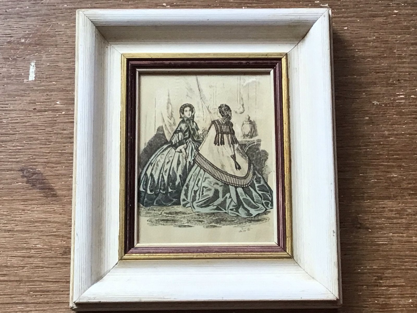 Antieke Lijst met Gravure van Dames in Victoriaanse Kleding, 1800 - 1899, Mode, Ophalen of Verzenden, Gravure