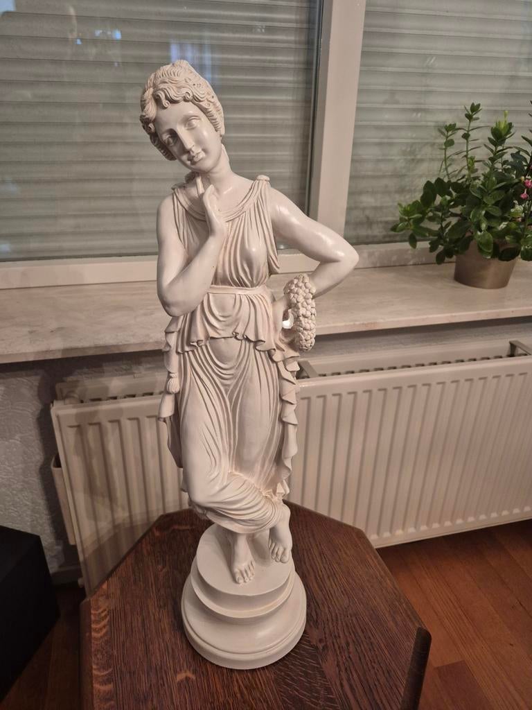 Decoratieve klassieke beeld vrouw met druiven, Ophalen of Verzenden