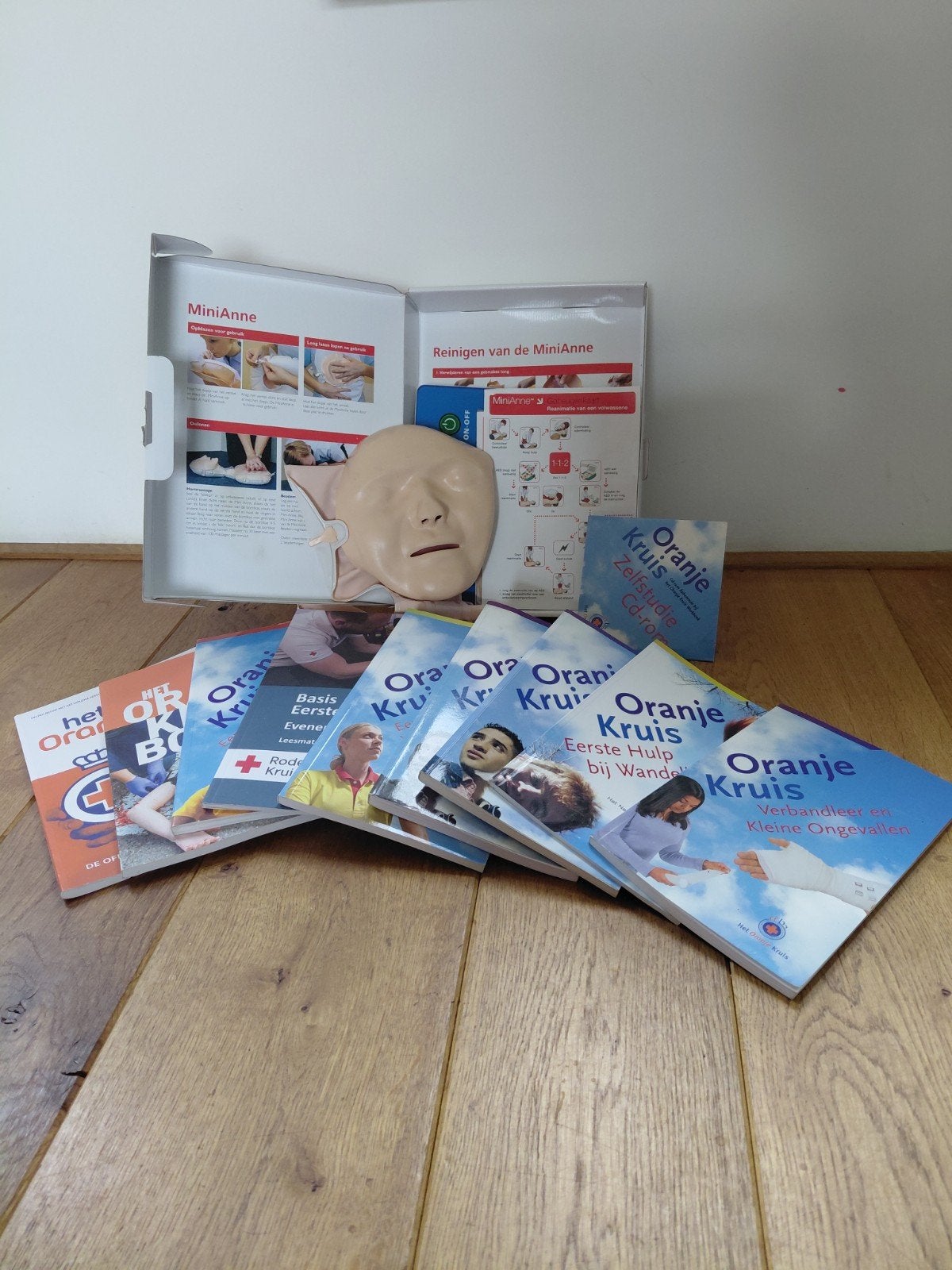 MiniAnne Reanimatiepop + Oranje Kruis Boeken - Nieuw in Doos, Nieuw, Ophalen of Verzenden, Gamma, Oranje Kruis