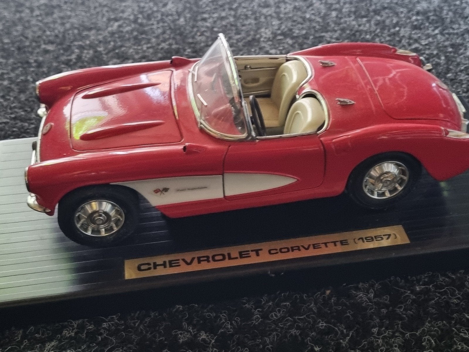 Chevrolet Corvette (1957) schaalmodel - Rood, Ophalen of Verzenden, Zo goed als nieuw, Auto, Overige merken