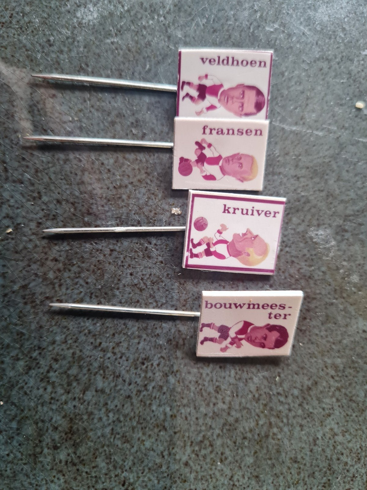 12 feyenoord spelers speldjes 1964/1965, Verzamelen, Speldjes, Pins en Buttons, Ophalen of Verzenden, Zo goed als nieuw, Sport